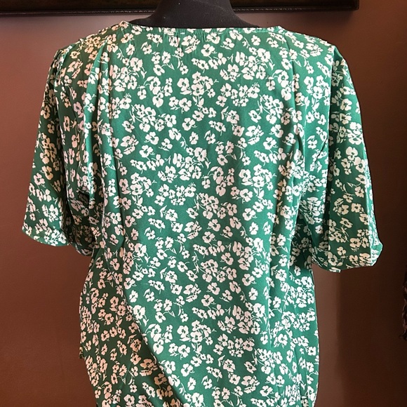 Green Plus Floral Short Sleeve Top NWT - Picture 4 of 11